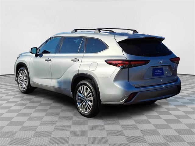 Used 2024 Toyota Highlander Platinum image 3