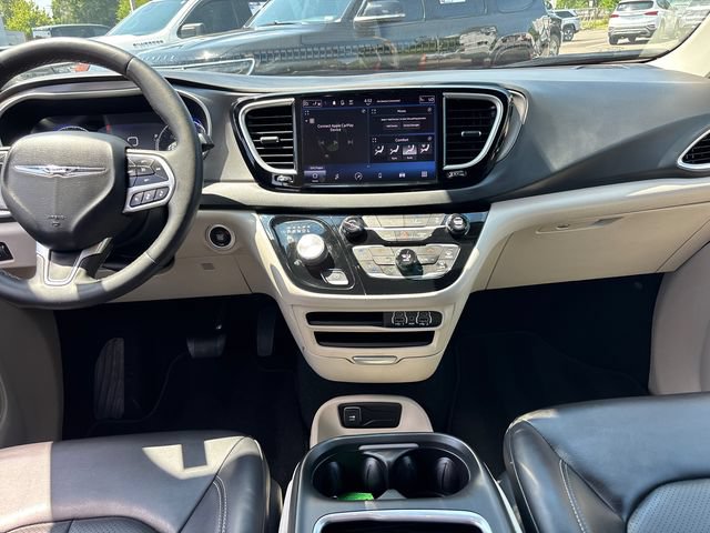 Used 2023 Chrysler Pacifica Touring-L FWD image 11