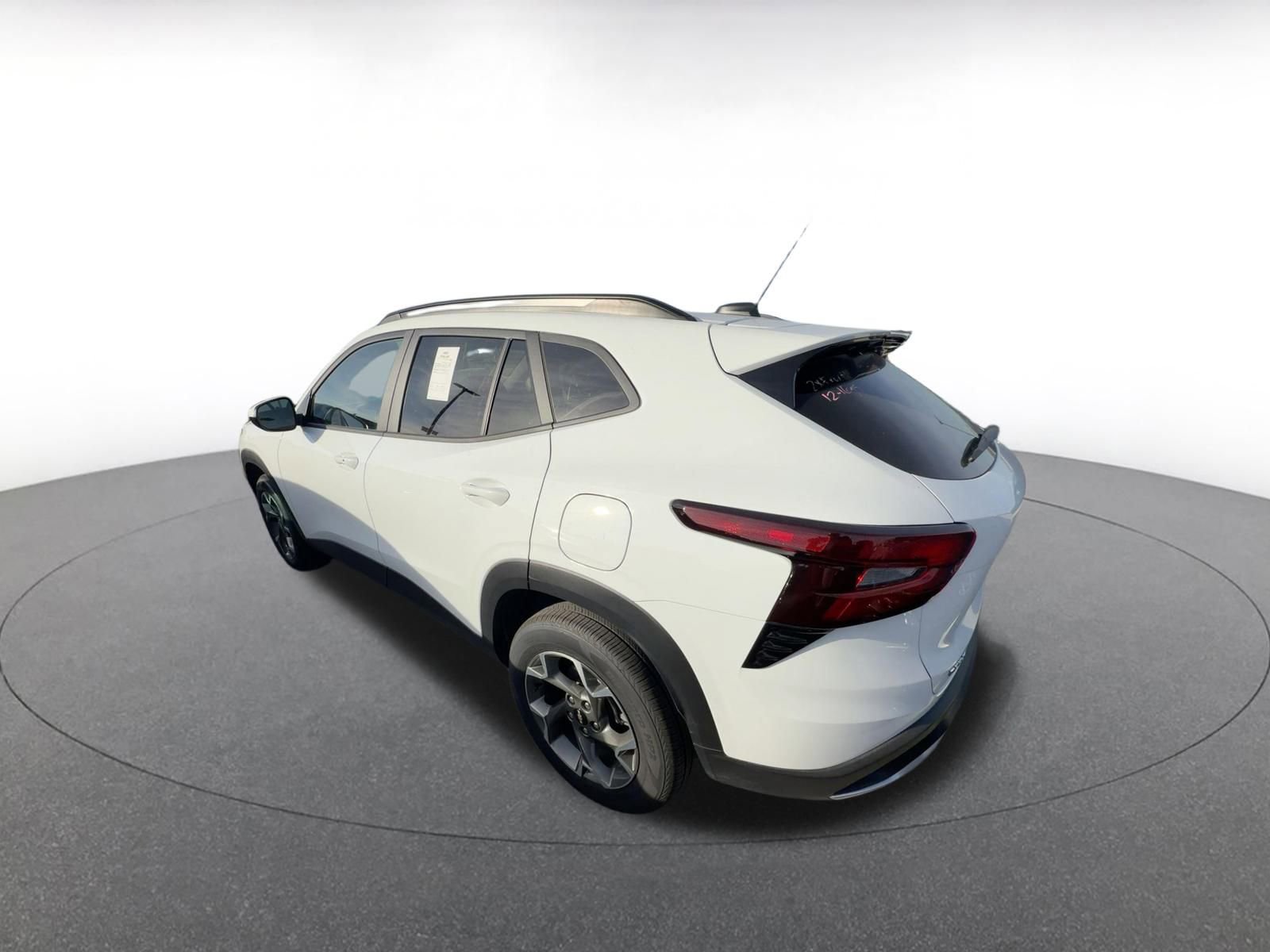 Used 2025 Chevrolet Trax LT w/ LT Convenience Package image 4