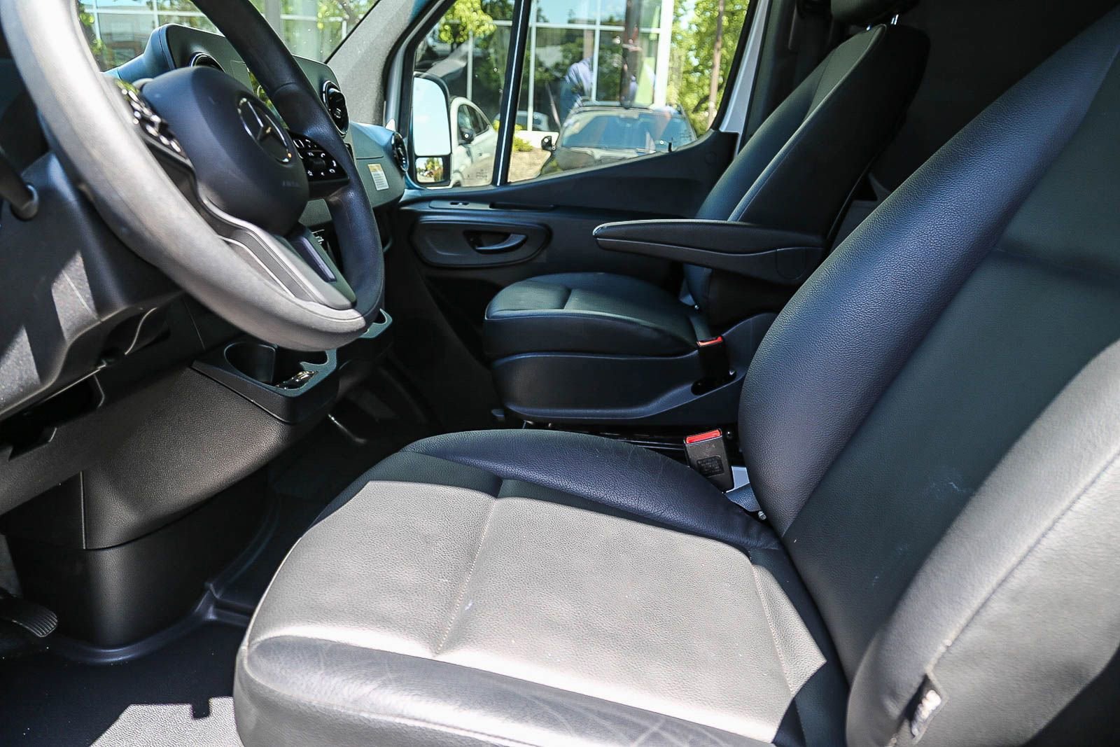 Used 2024 Mercedes-Benz Sprinter 2500 image 5