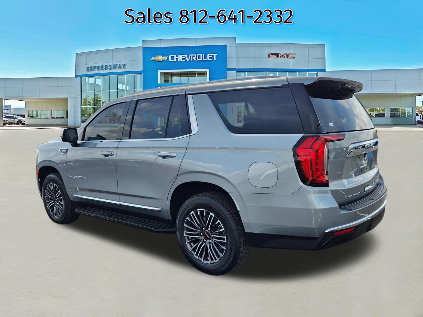 Used 2024 GMC Yukon SLT w/ SLT Luxury Package image 5