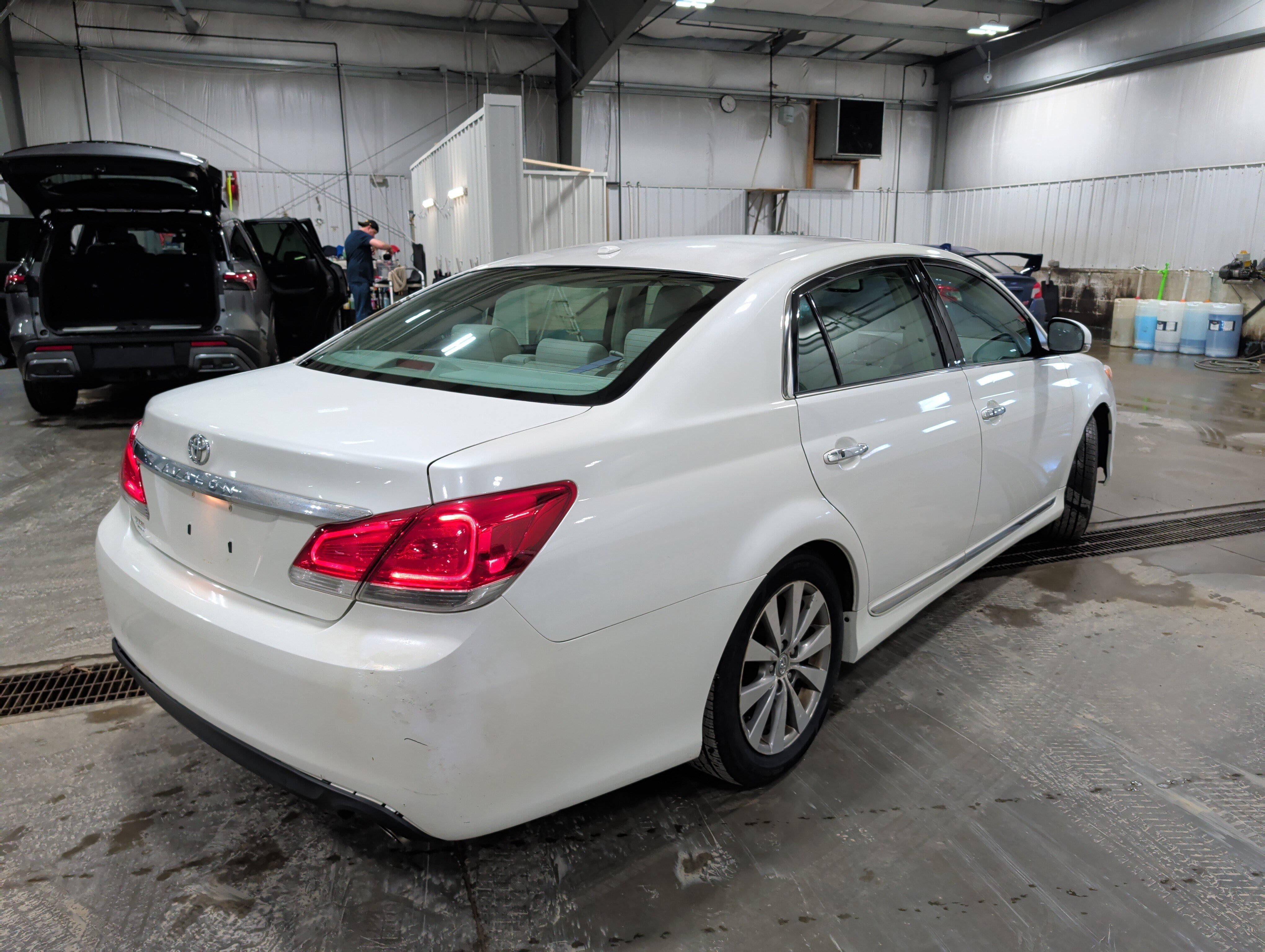 Used 2011 Toyota Avalon Limited image 3