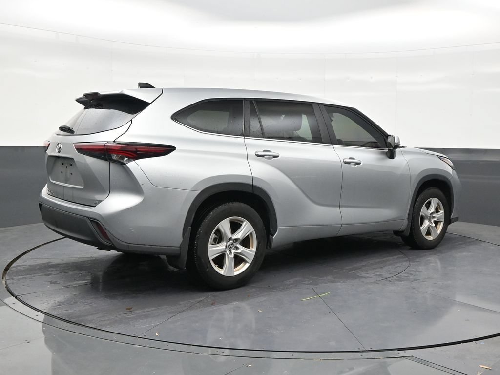 Used 2024 Toyota Highlander LE FWD image 5