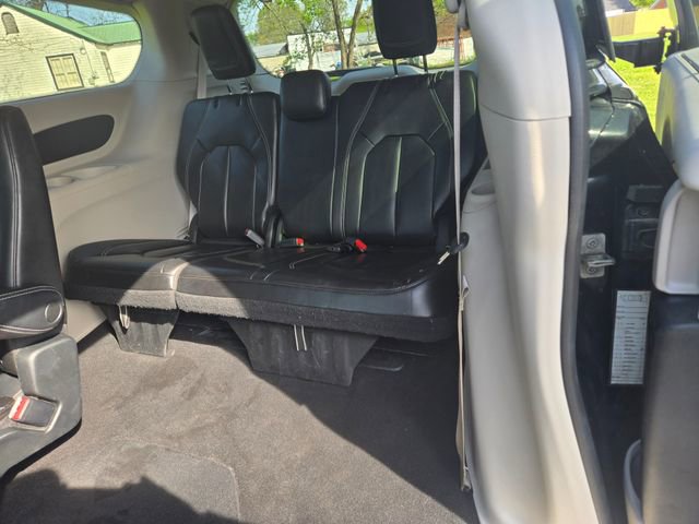 Used 2023 Chrysler Pacifica Touring-L image 19
