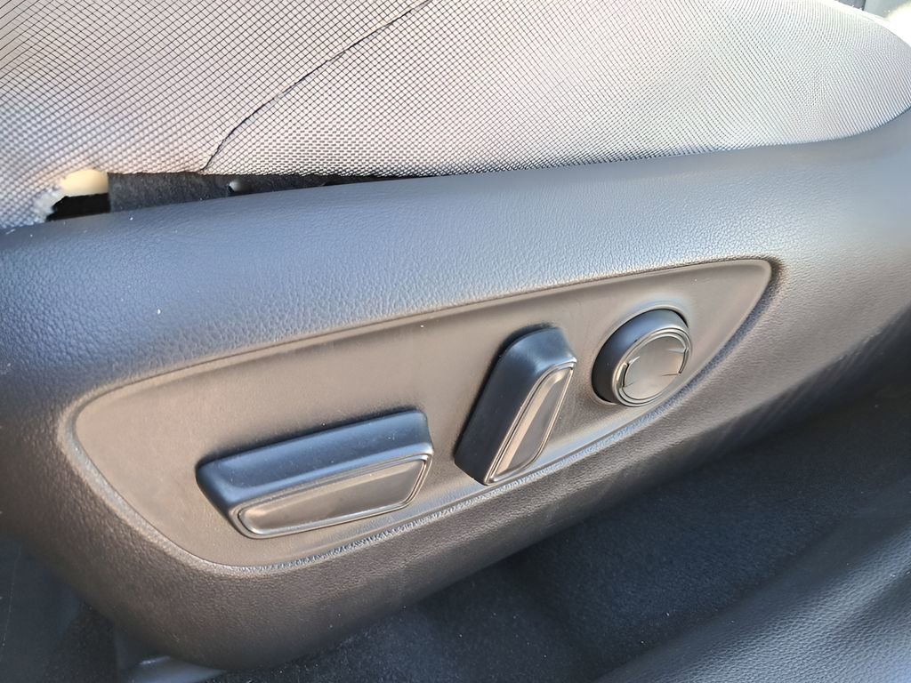 Used 2022 Toyota Venza LE image 16