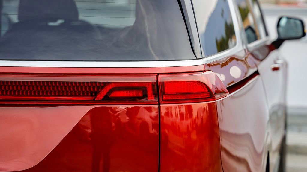 Used 2024 Kia Carnival LX image 10