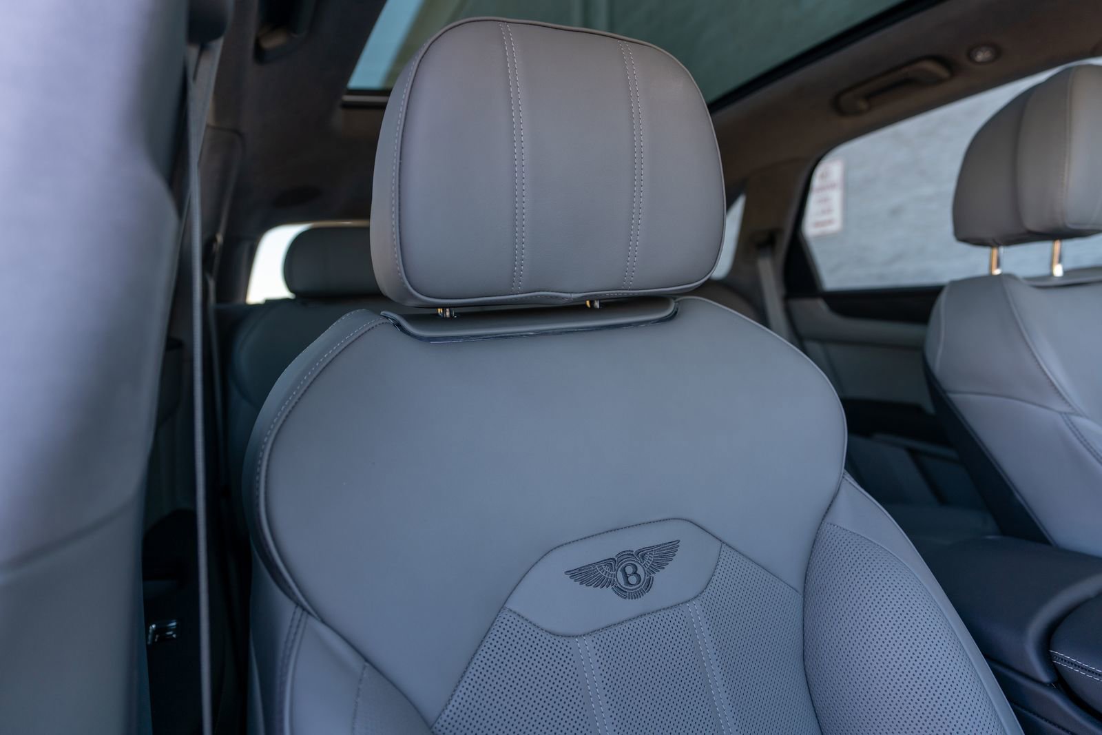 Used 2025 Bentley Bentayga image 44