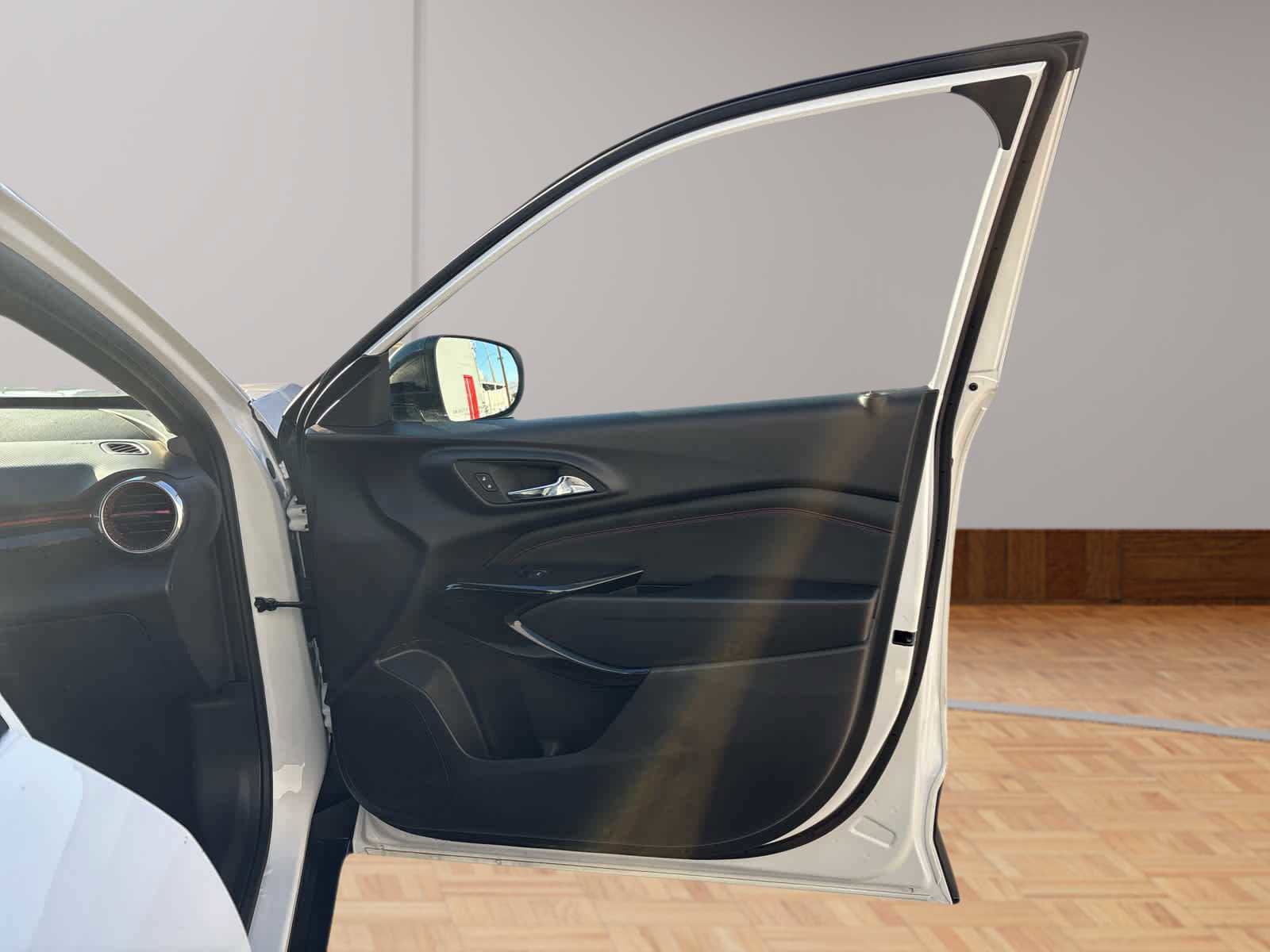 Used 2025 Chevrolet Trax RS w/ Sunroof Package image 15