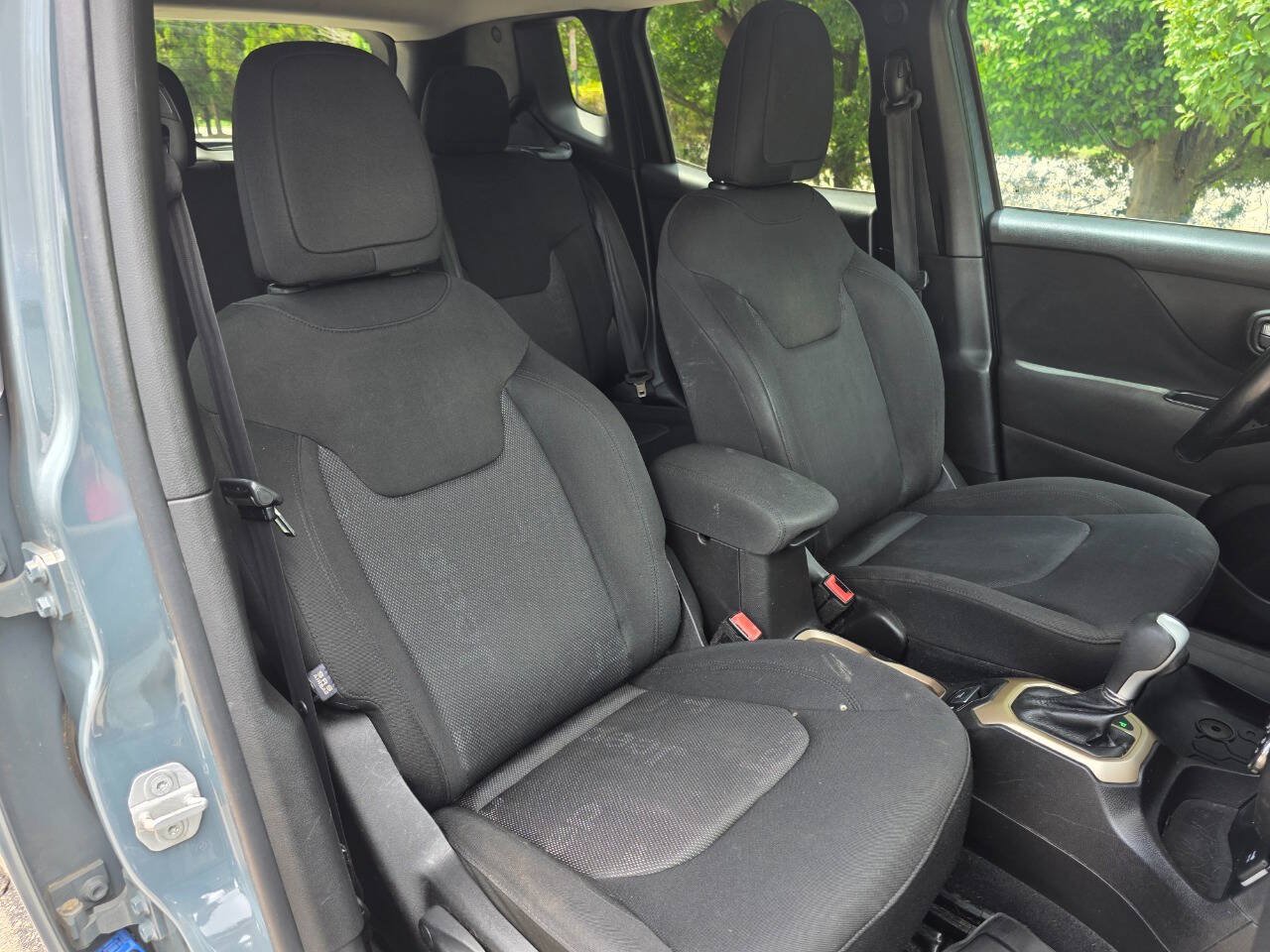 Used 2017 Jeep Renegade Latitude FWD image 29