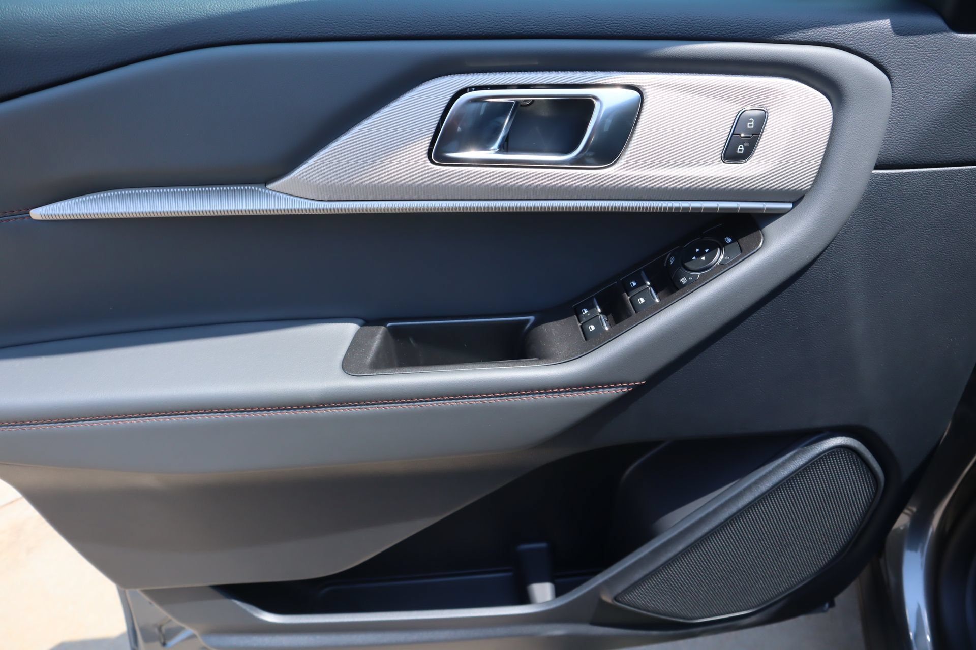 New 2026 Ford Explorer Active RWD image 17