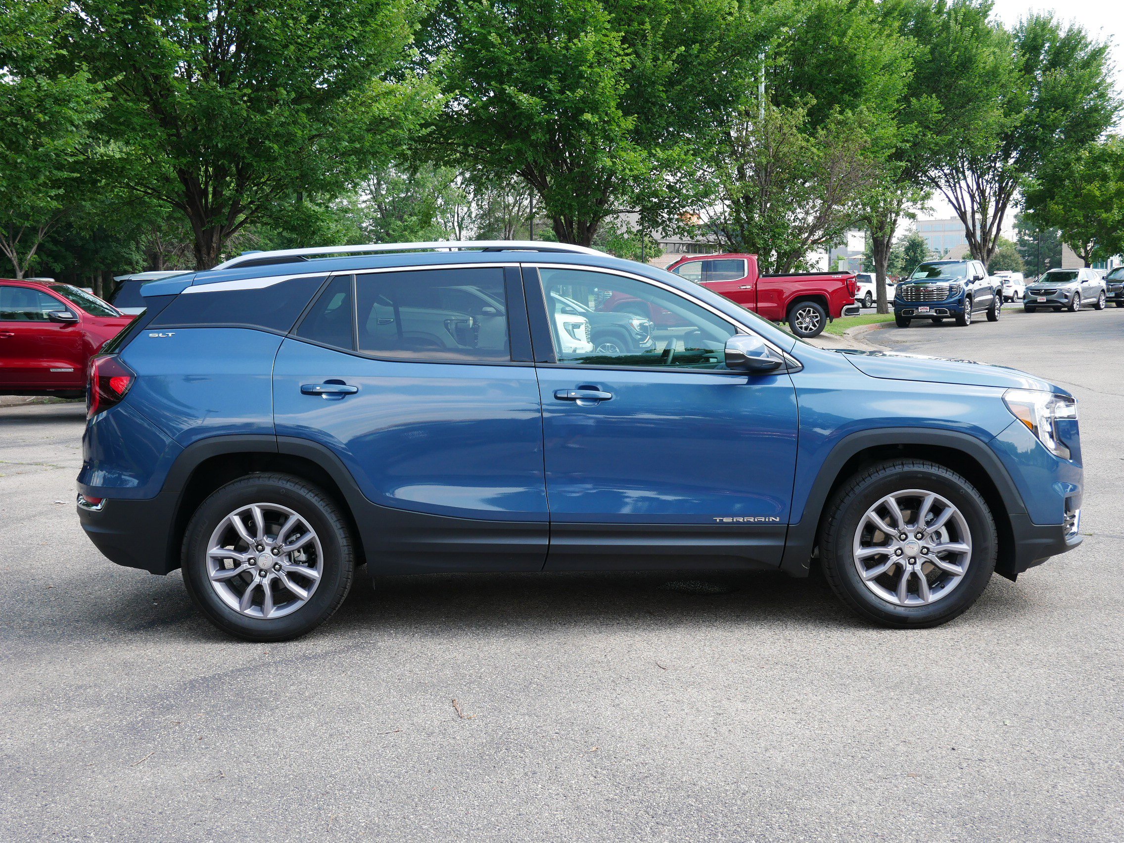 Used 2024 GMC Terrain SLT w/ Infotainment Package II image 10