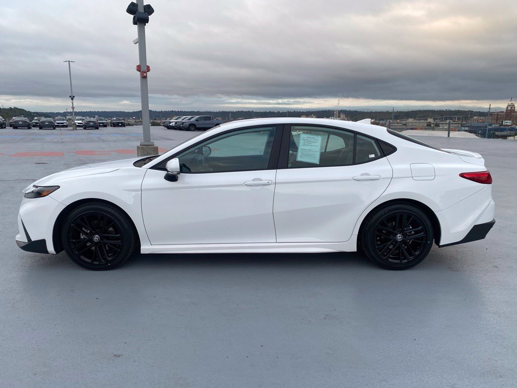 Used 2025 Toyota Camry SE FWD image 5
