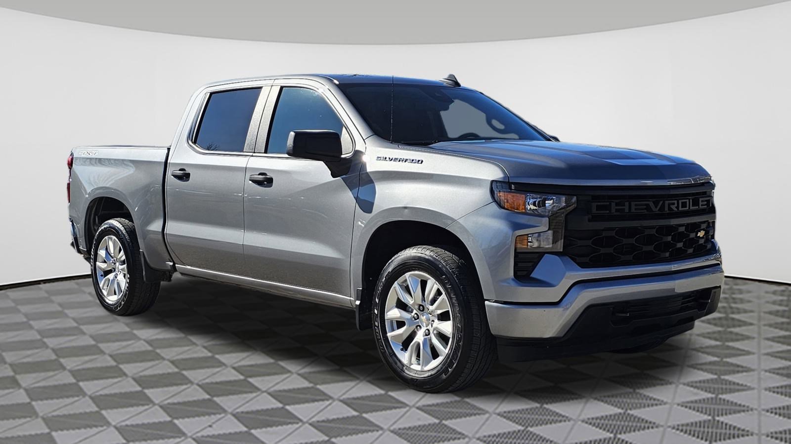 Used 2023 Chevrolet Silverado 1500 Custom image 1