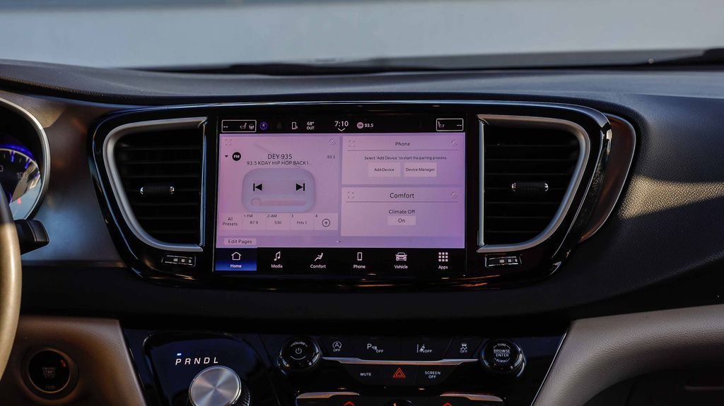 Used 2023 Chrysler Pacifica Touring-L FWD image 17
