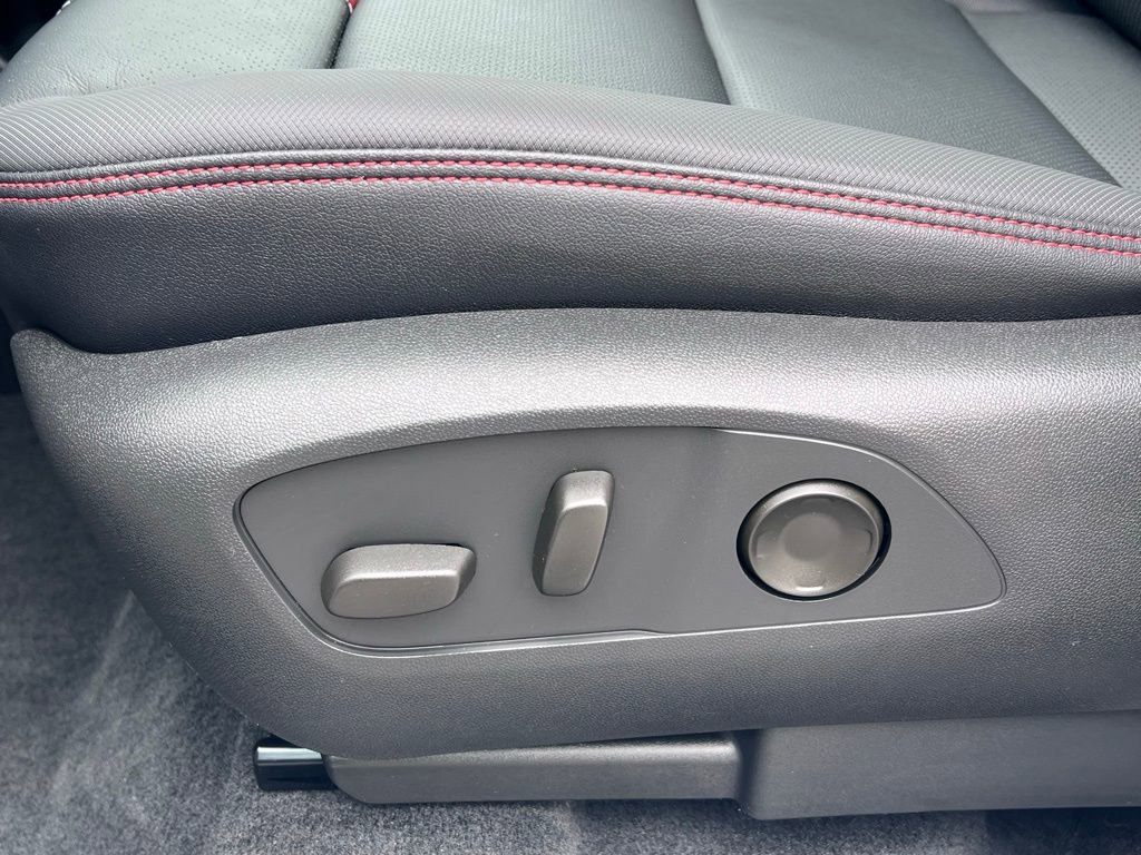 Used 2024 Chevrolet Traverse RS FWD image 23