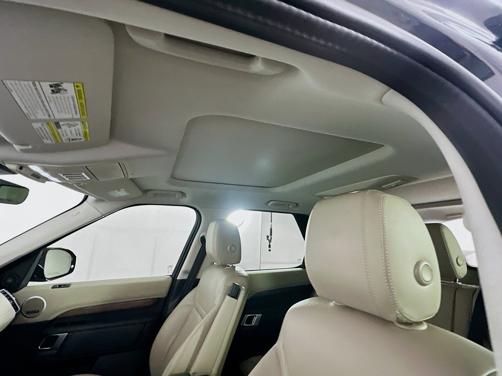 Used 2019 Land Rover Discovery HSE image 26