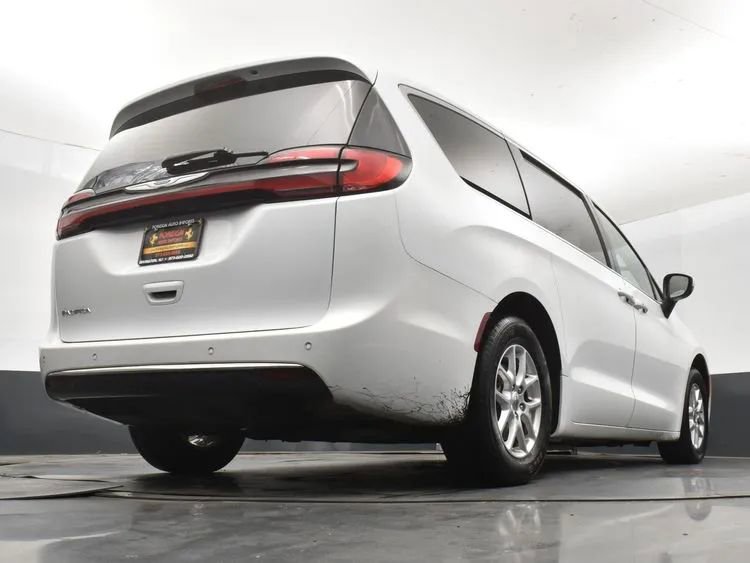 Used 2023 Chrysler Pacifica Touring-L FWD image 13