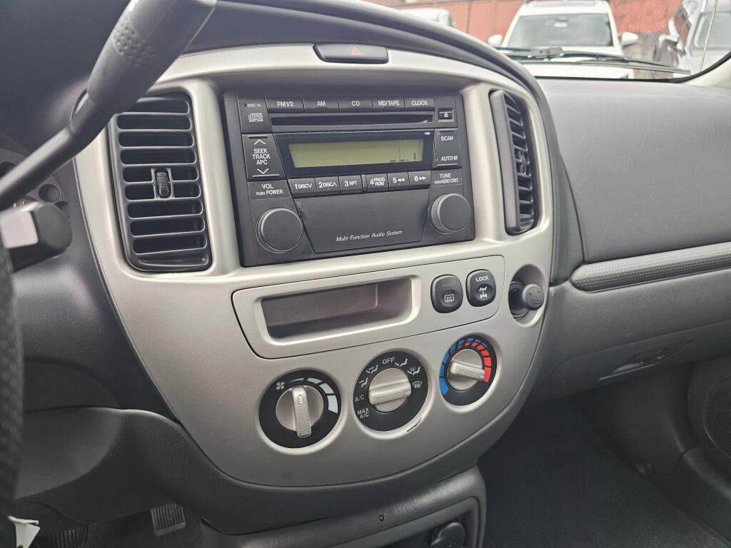 Used 2004 MAZDA Tribute ES image 26