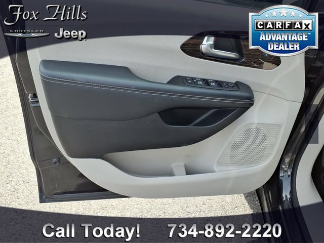 Used 2023 Chrysler Pacifica Limited FWD image 15