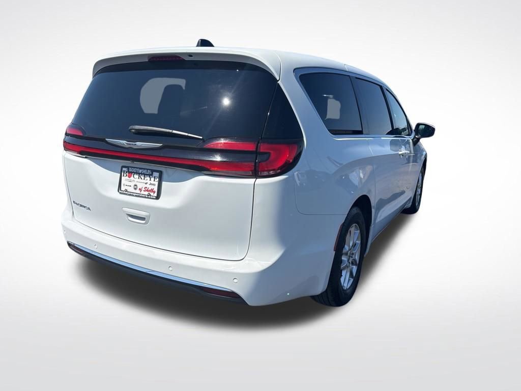 Used 2023 Chrysler Pacifica Touring-L FWD image 3