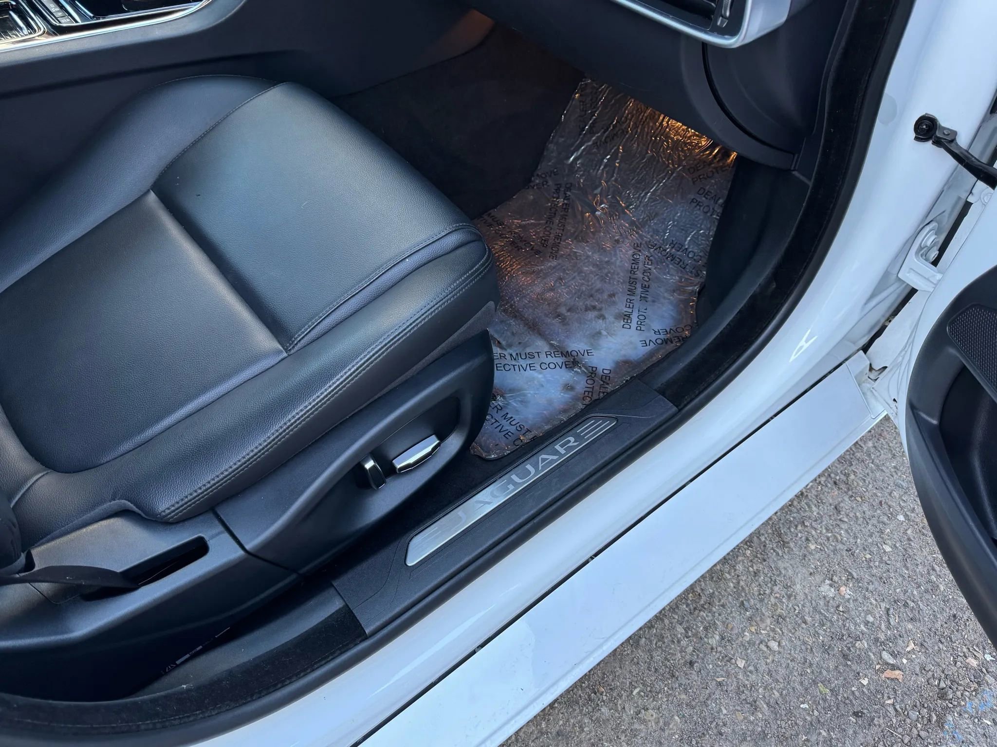 Used 2019 Jaguar XE Premium image 21