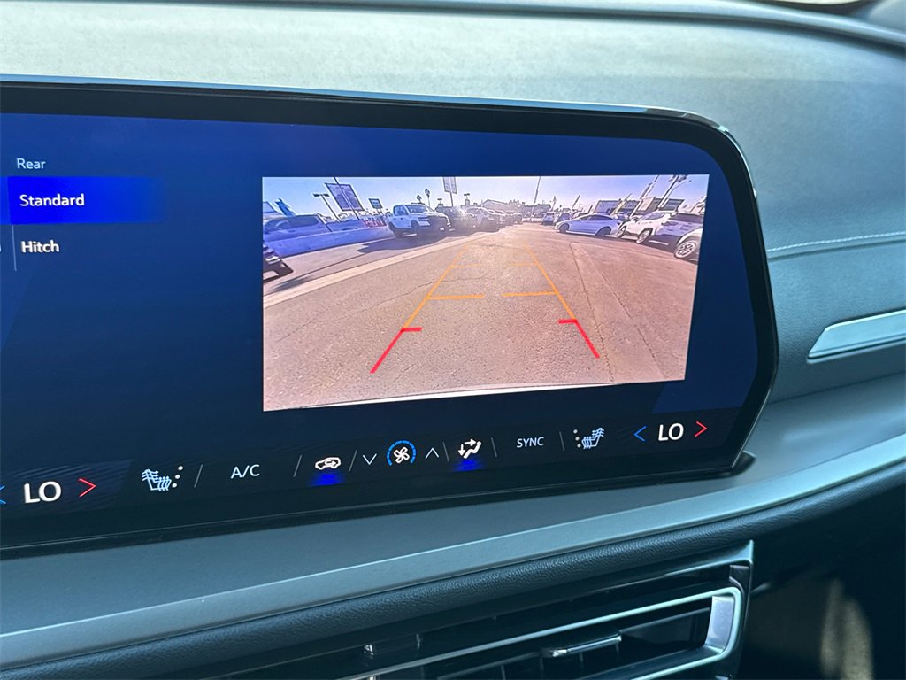 Used 2025 Chevrolet Traverse LT image 29