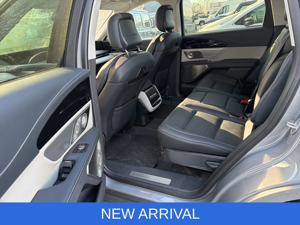 Used 2025 Lincoln Nautilus Reserve image 12