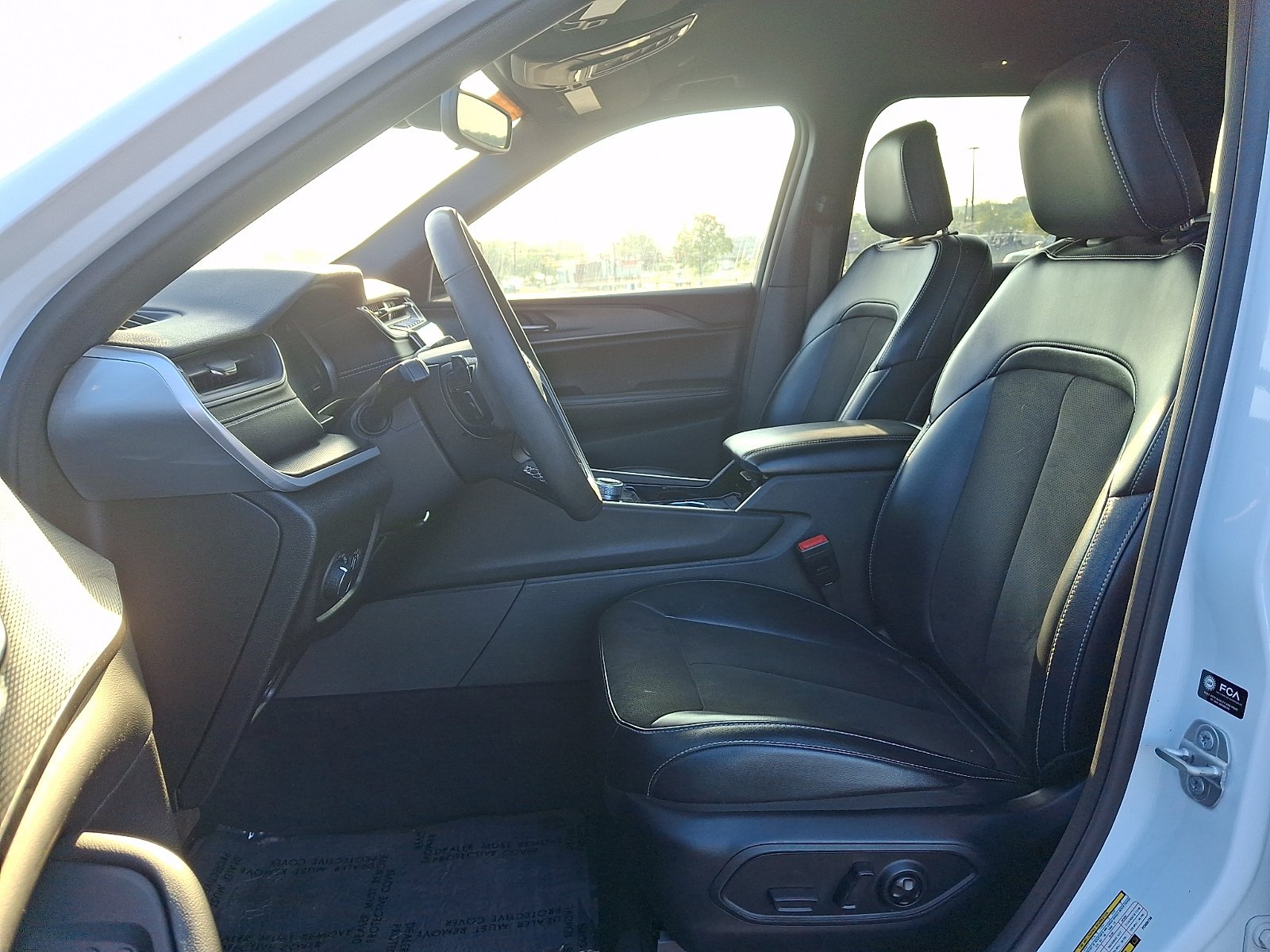 Used 2023 Jeep Grand Cherokee Altitude AWD/4WD image 13