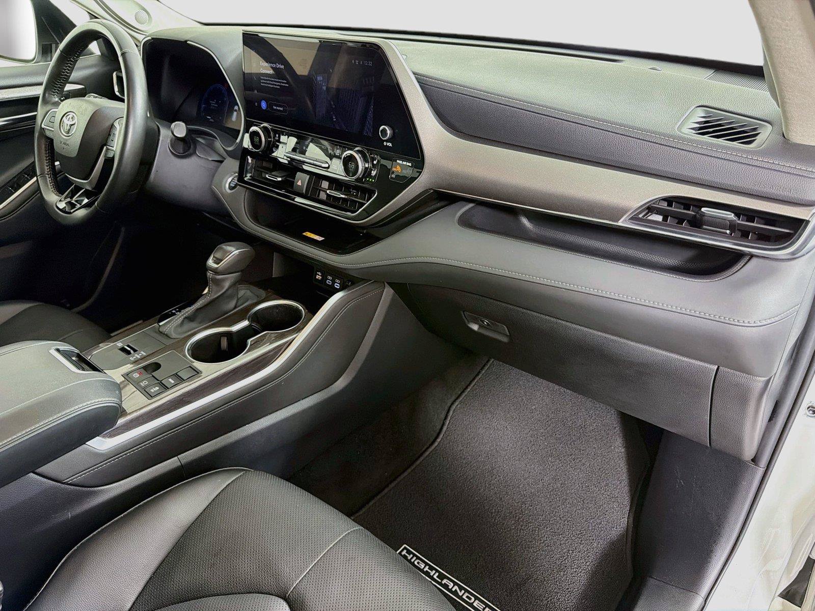 Used 2024 Toyota Highlander Limited FWD image 30