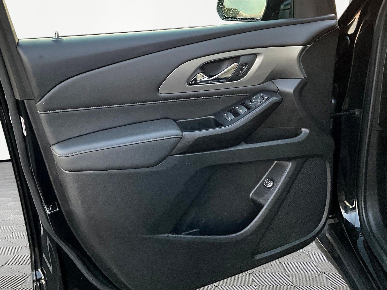 Used 2023 Chevrolet Traverse LT FWD image 20