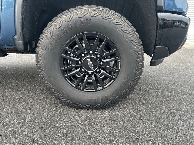 Used 2024 Chevrolet Silverado 2500 ZR2 w/ Technology Package image 8