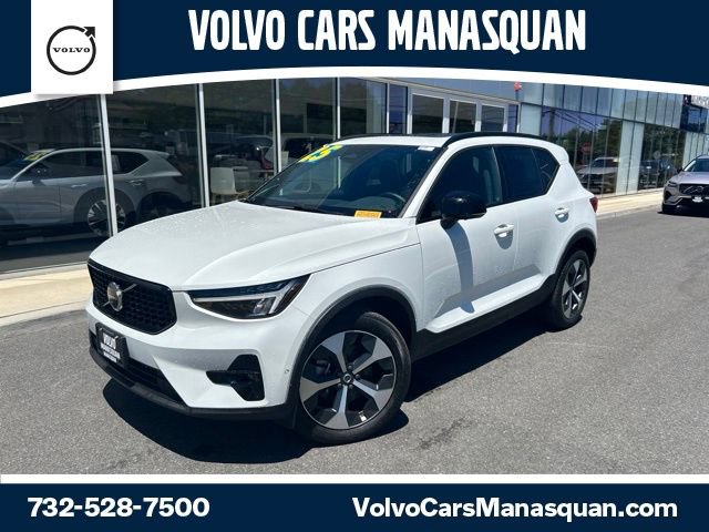 Certified 2025 Volvo XC40 B5 Plus AWD/4WD image 1