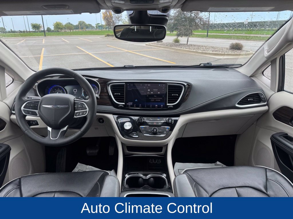 Used 2023 Chrysler Pacifica Limited FWD image 16
