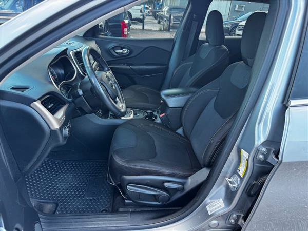 Used 2015 Jeep Cherokee Latitude w/ Cold Weather Group FWD image 8
