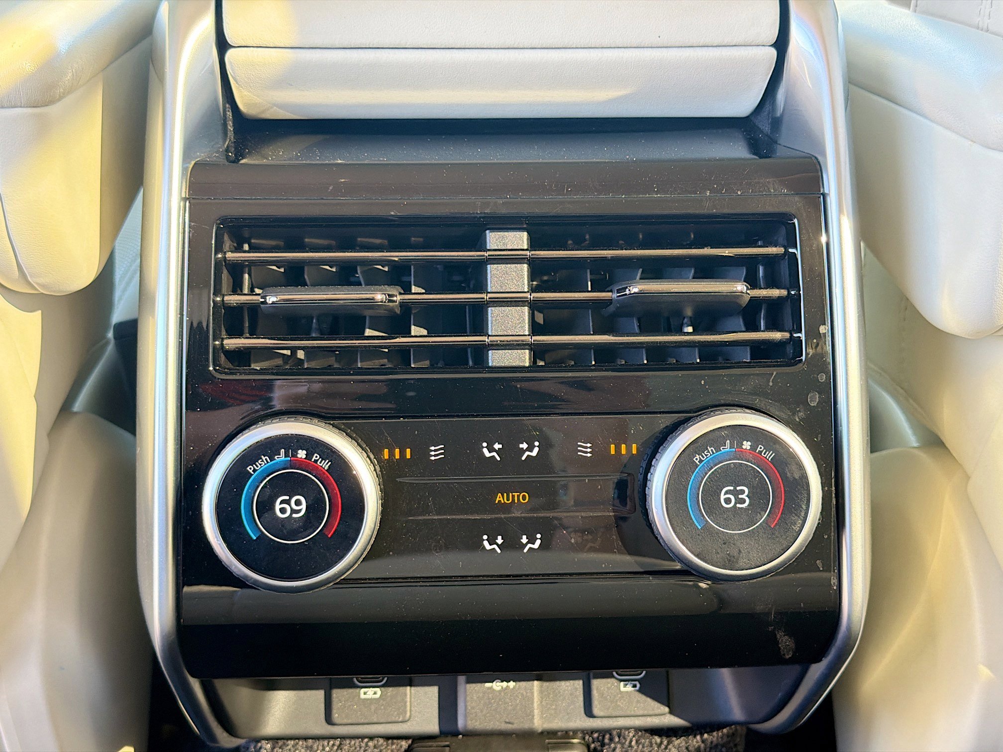 Used 2024 Land Rover Range Rover Long Wheelbase SE image 21