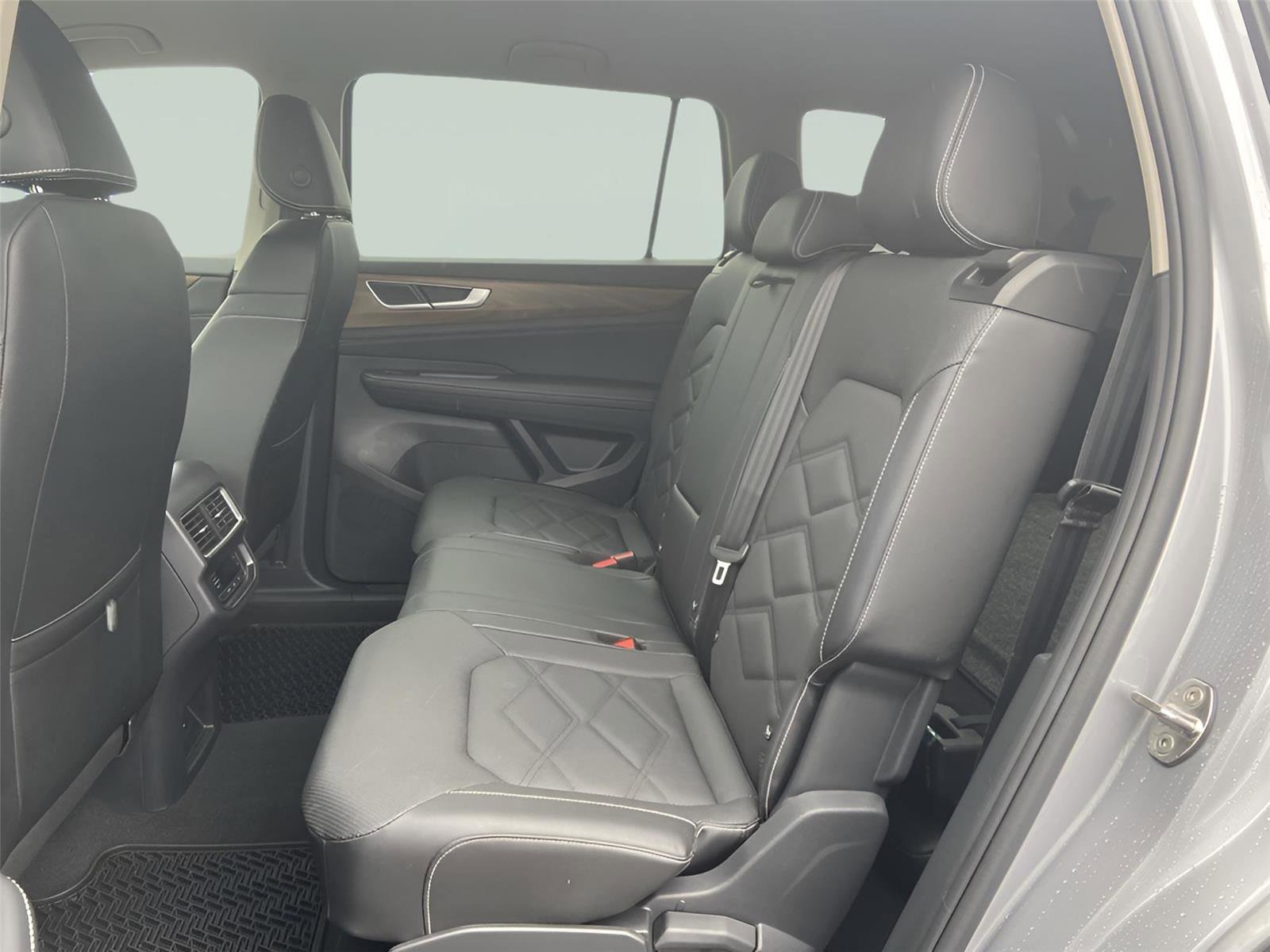 Used 2025 Volkswagen Atlas SE image 17