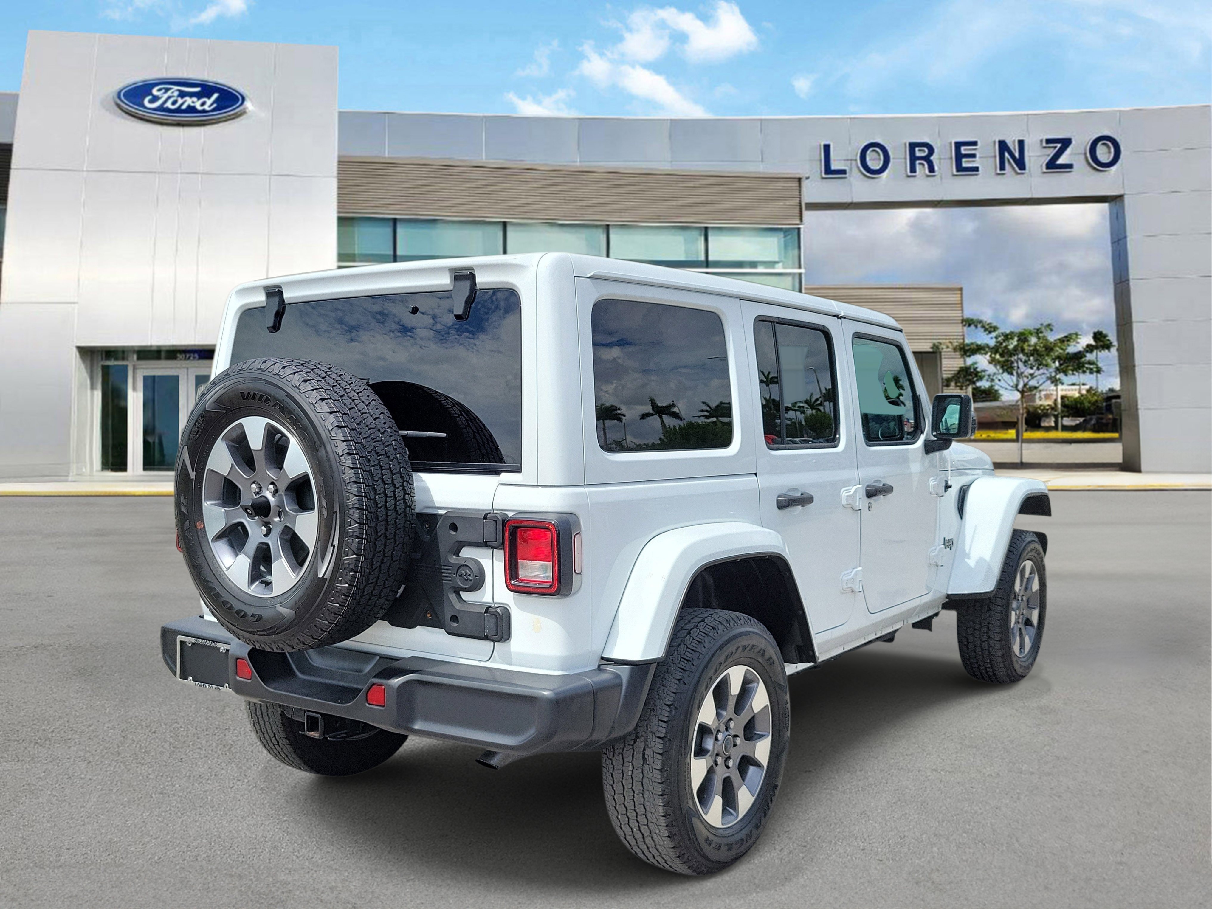 Used 2023 Jeep Wrangler Unlimited Sahara AWD/4WD image 5