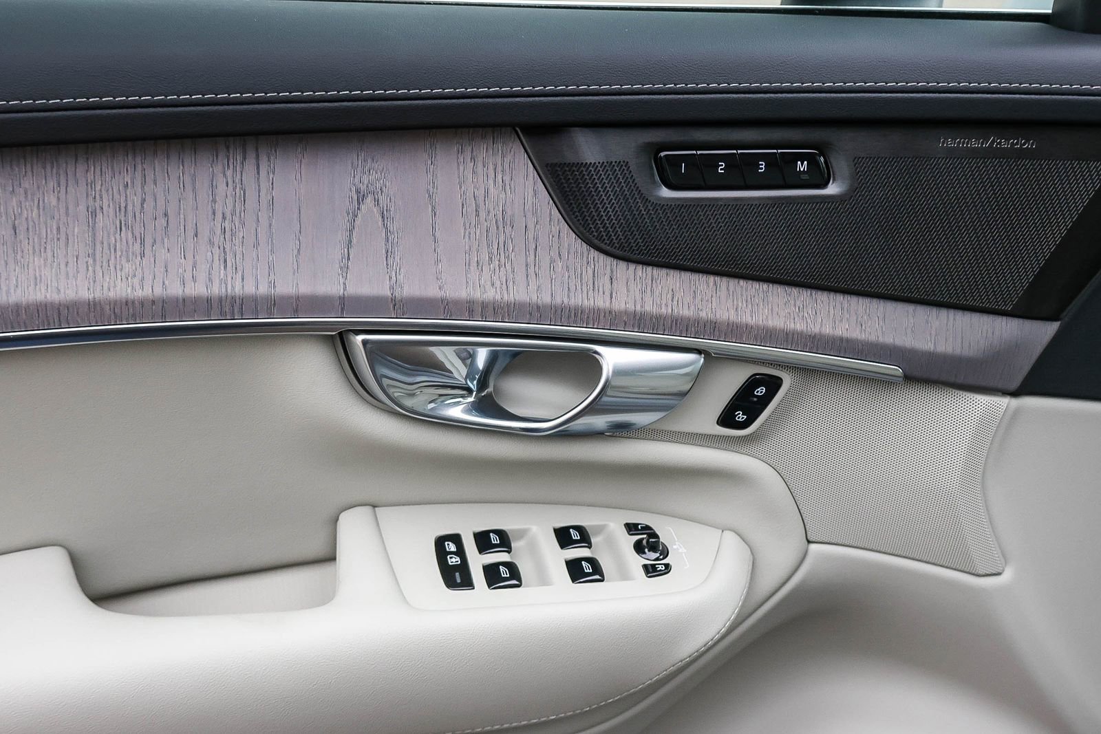 New 2026 Volvo XC90 T8 Ultra w/ Protection Package Premier image 32