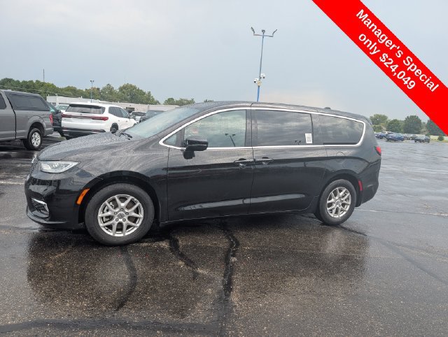 Used 2025 Chrysler Pacifica Select FWD image 4