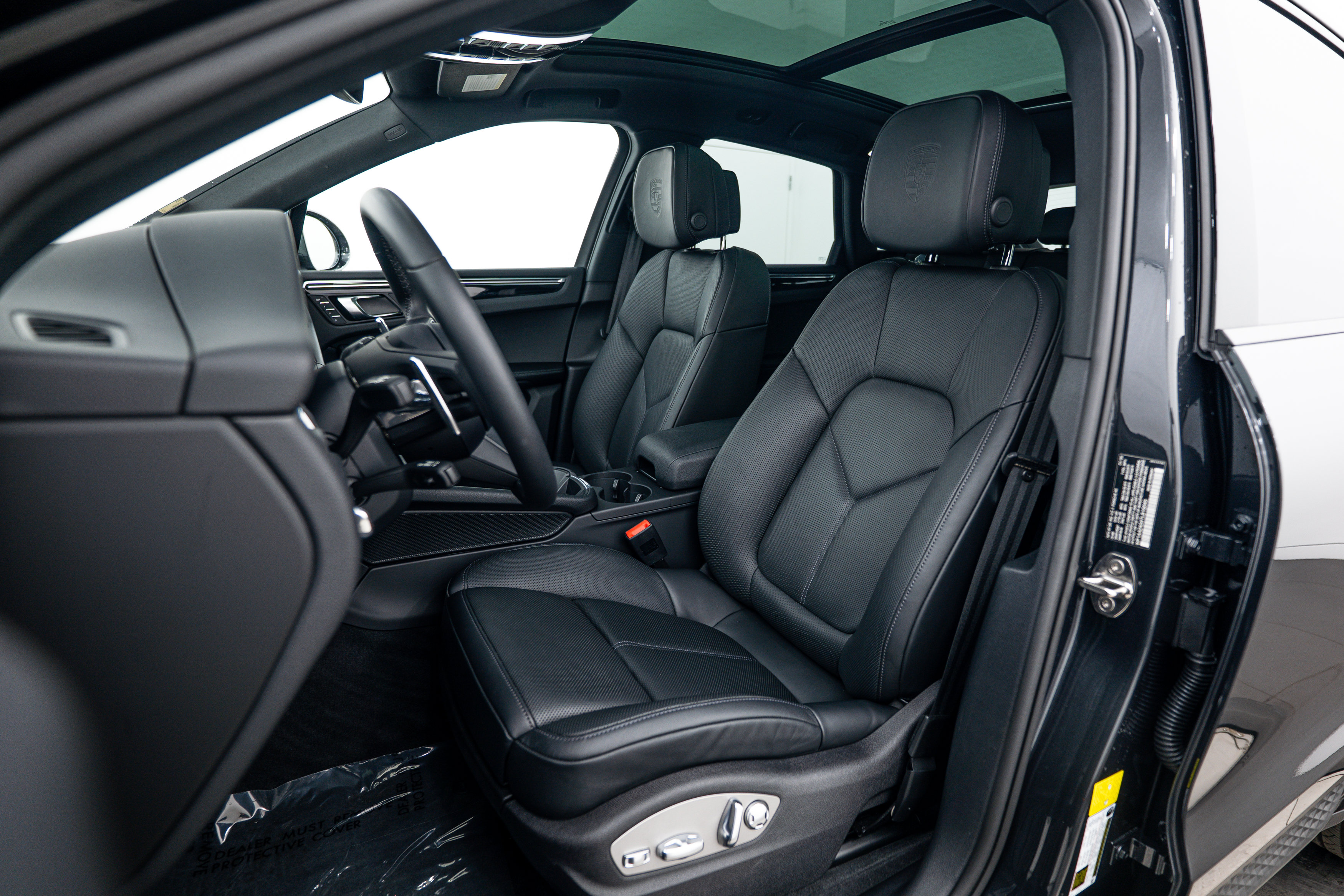 Certified 2026 Porsche Macan AWD/4WD image 5
