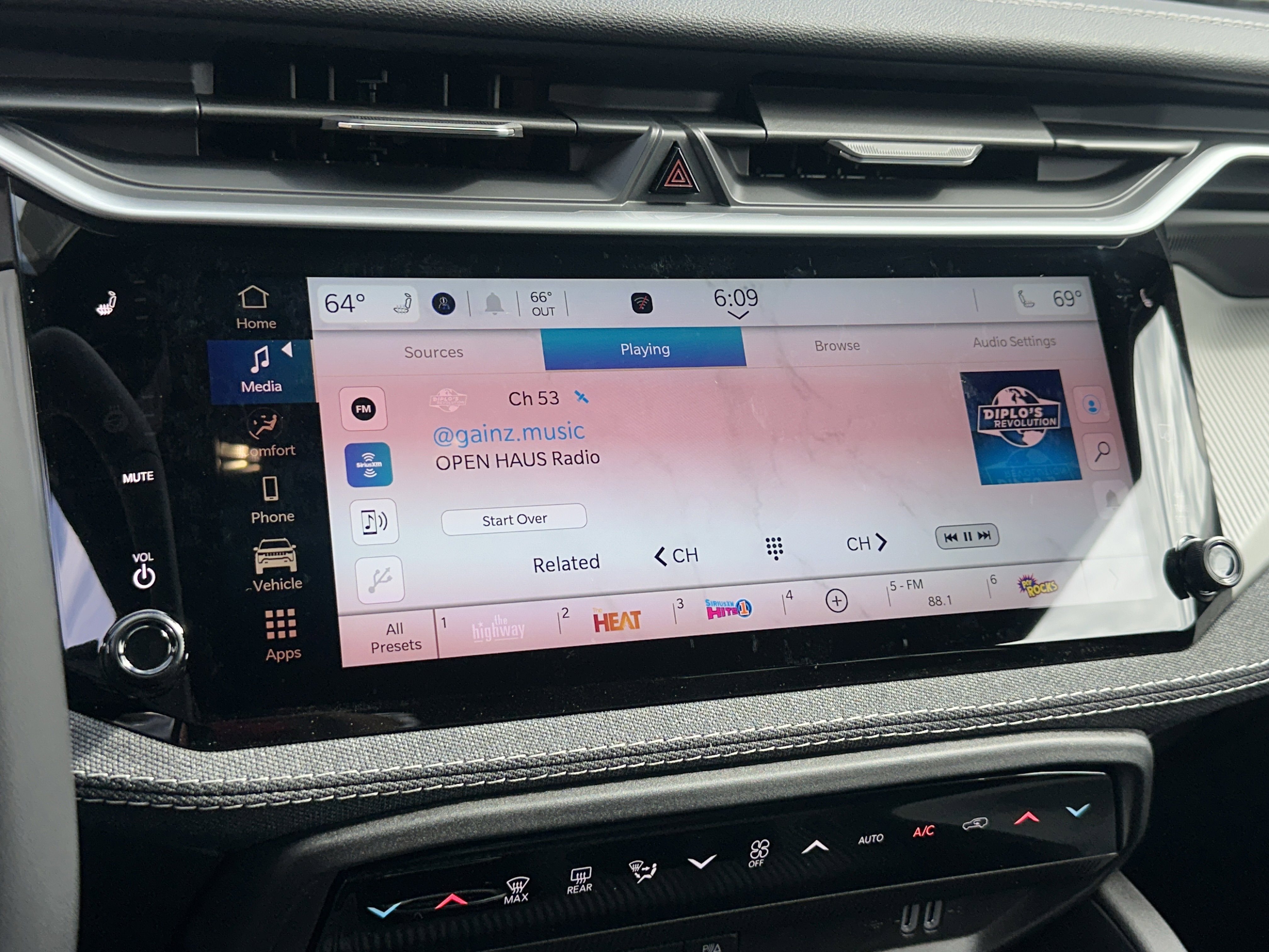 New 2026 Jeep Cherokee Laredo image 7