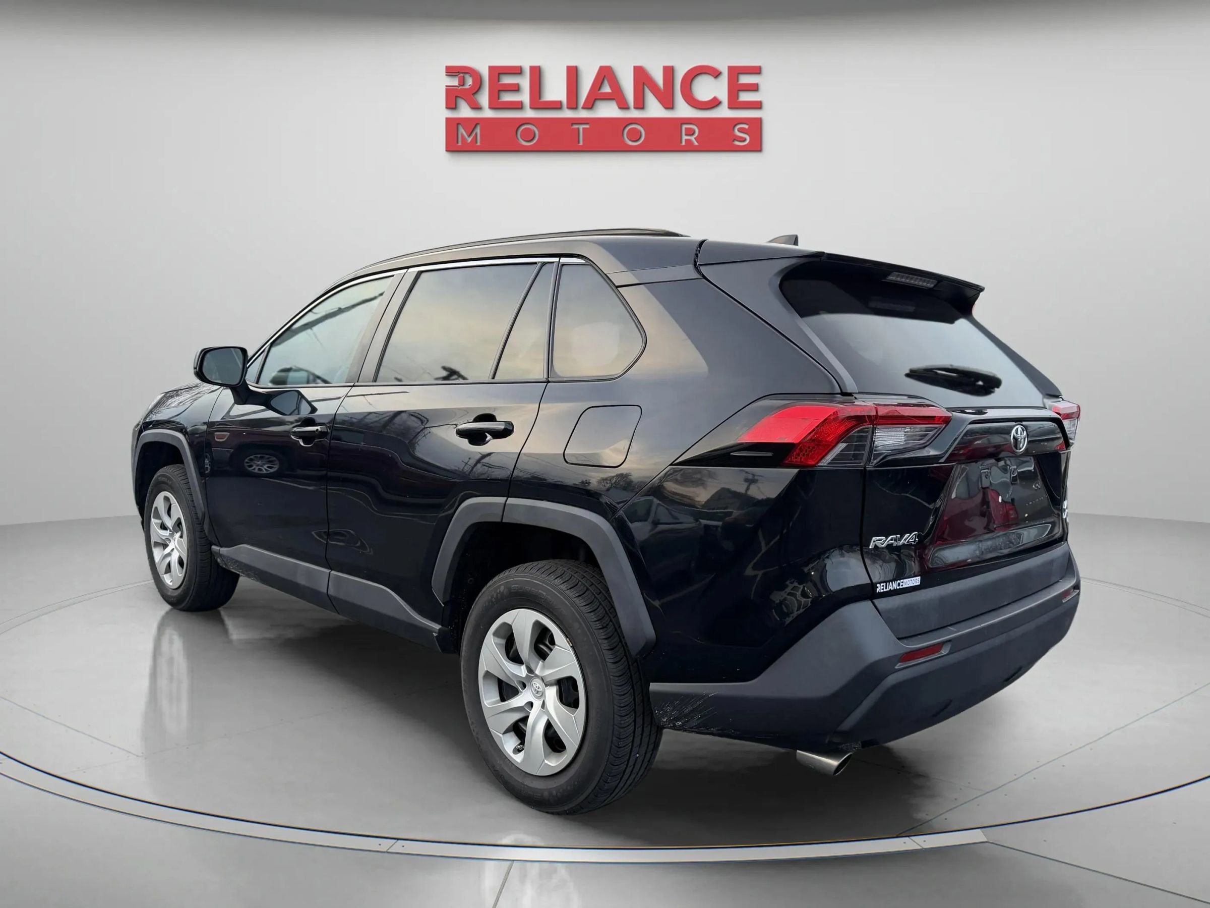 Used 2019 Toyota RAV4 LE image 4