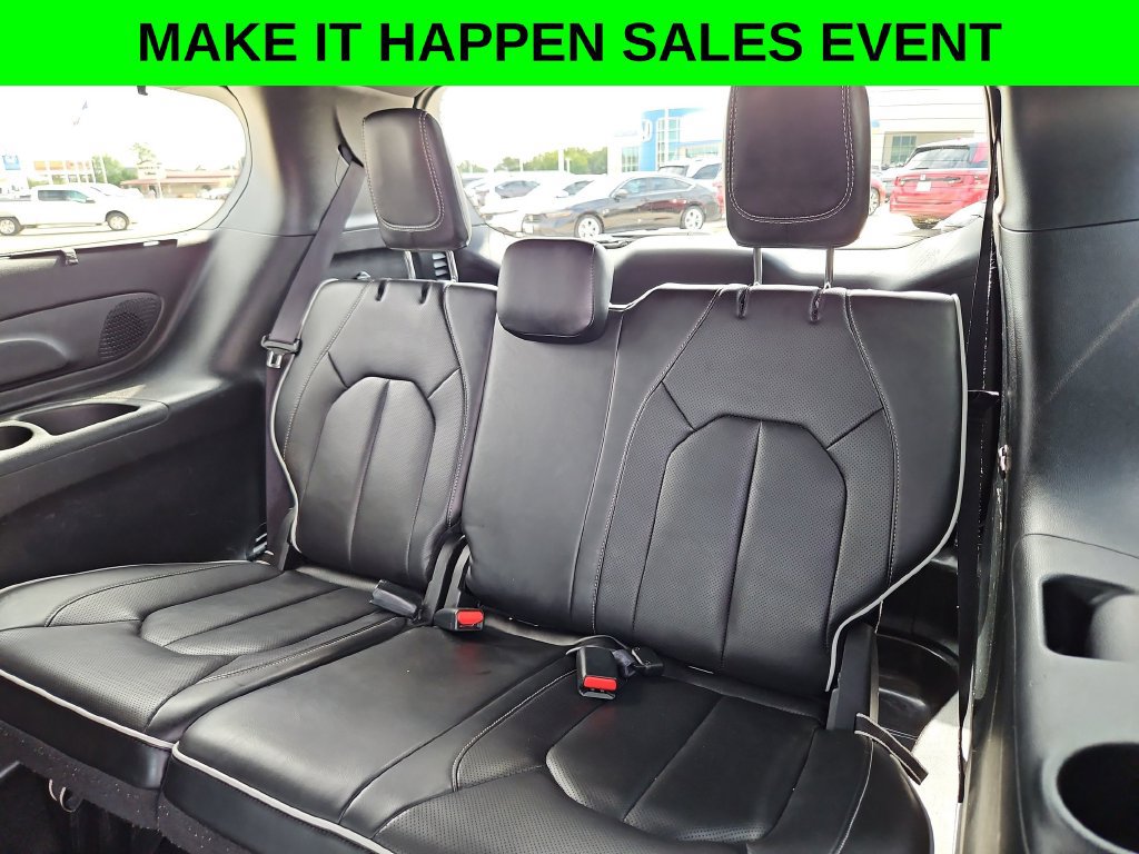 Used 2025 Chrysler Pacifica Limited FWD image 16
