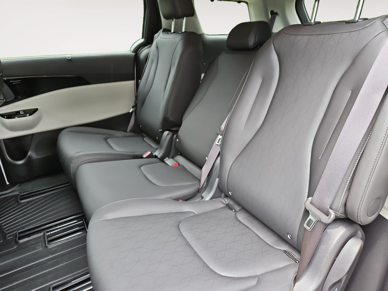 Used 2024 Kia Carnival SX FWD image 13