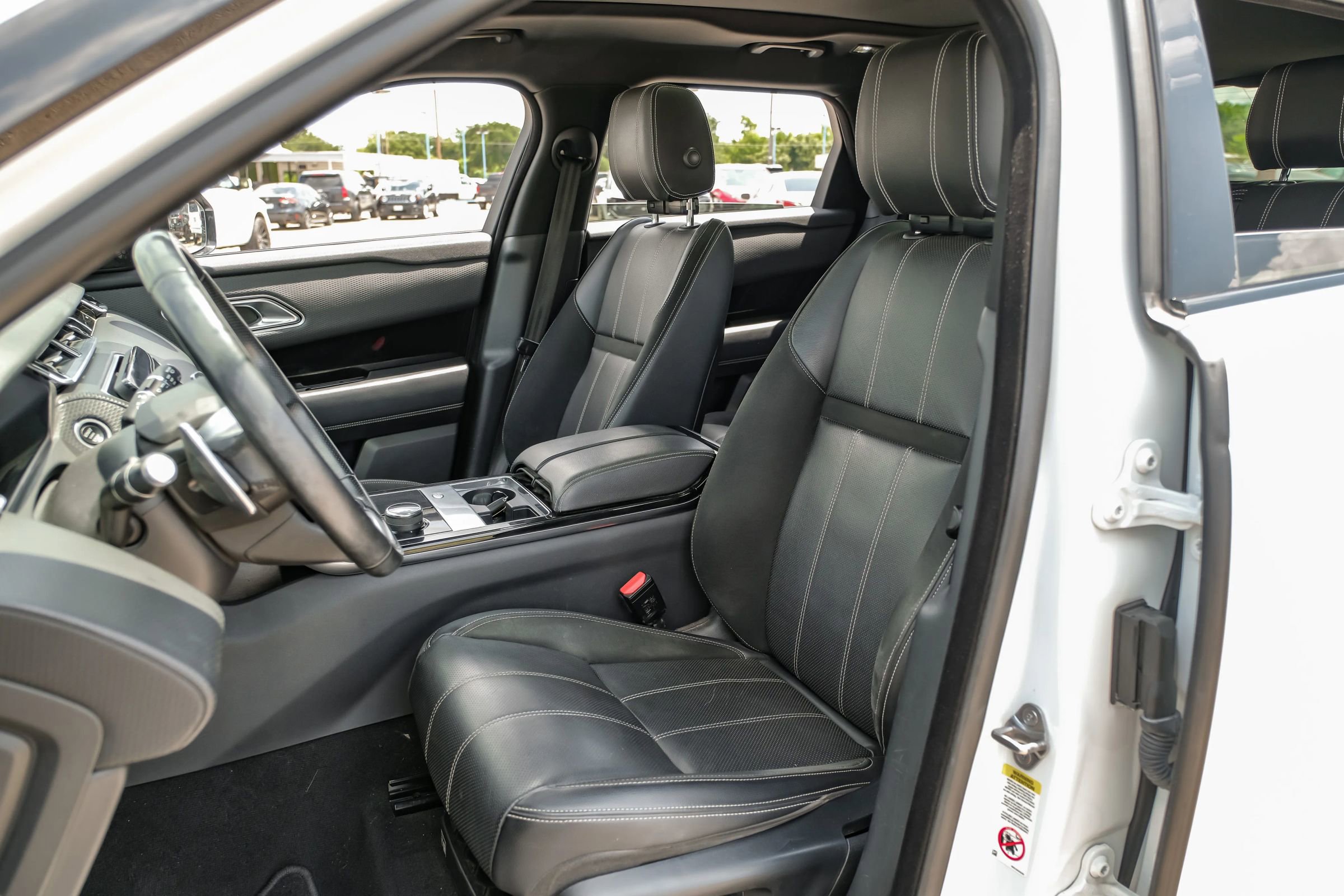 Used 2018 Land Rover Range Rover Velar R-Dynamic SE image 4