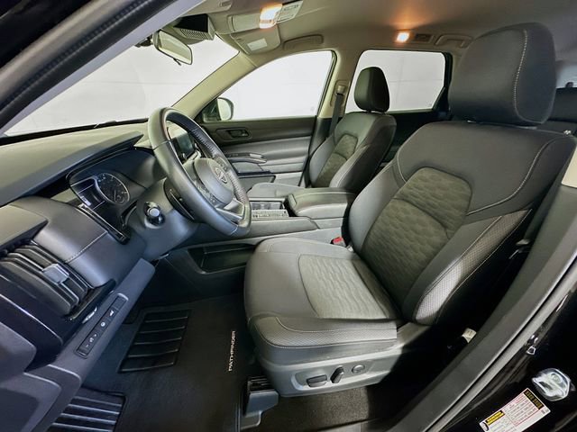 Used 2025 Nissan Pathfinder SV image 12