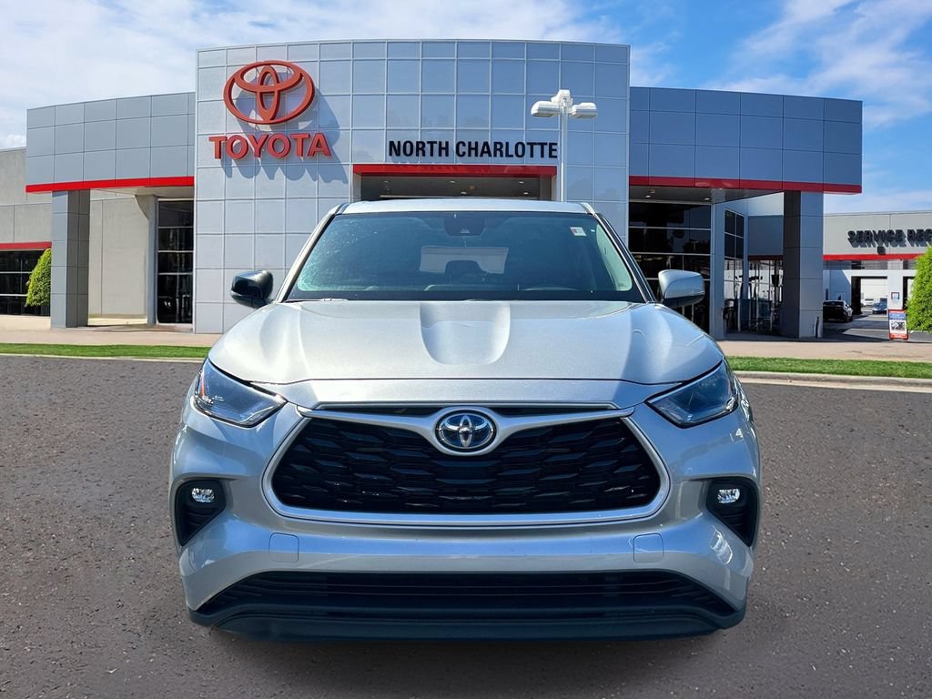 Used 2022 Toyota Highlander LE FWD image 2