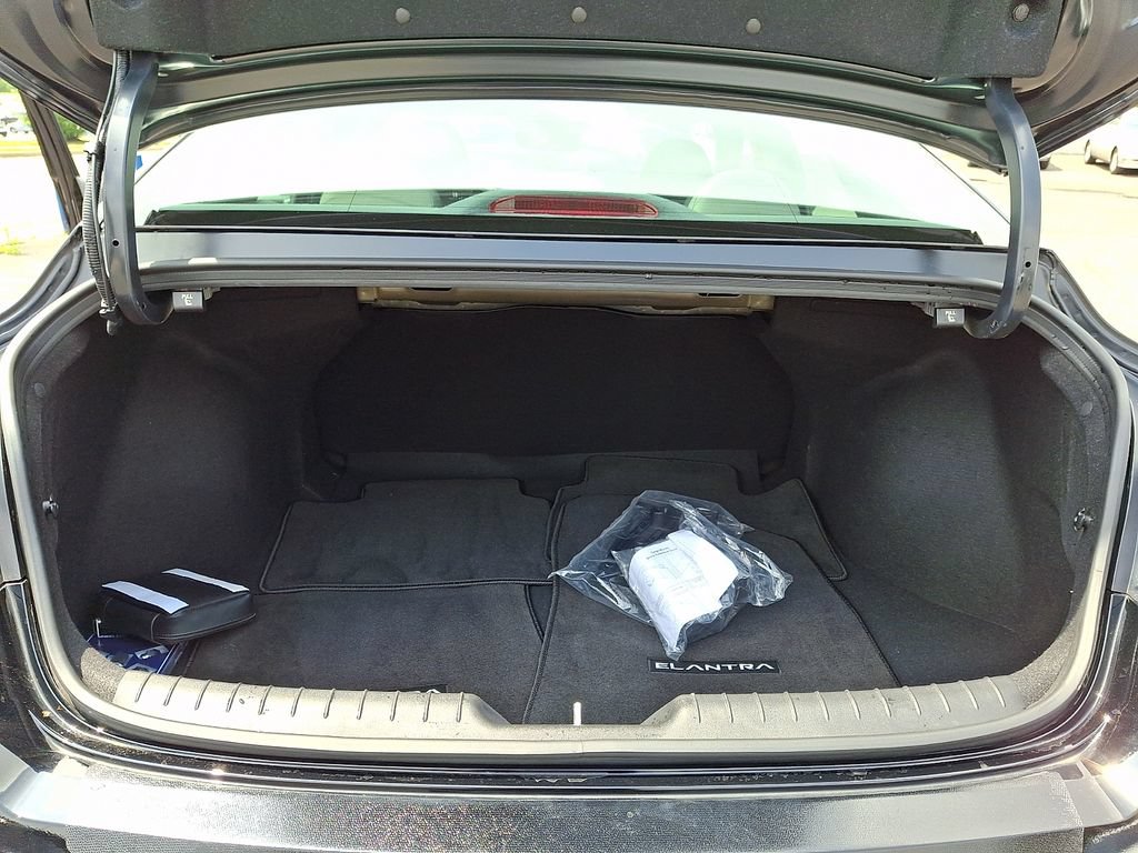 Certified 2025 Hyundai Elantra SE w/ Cargo Package FWD image 28