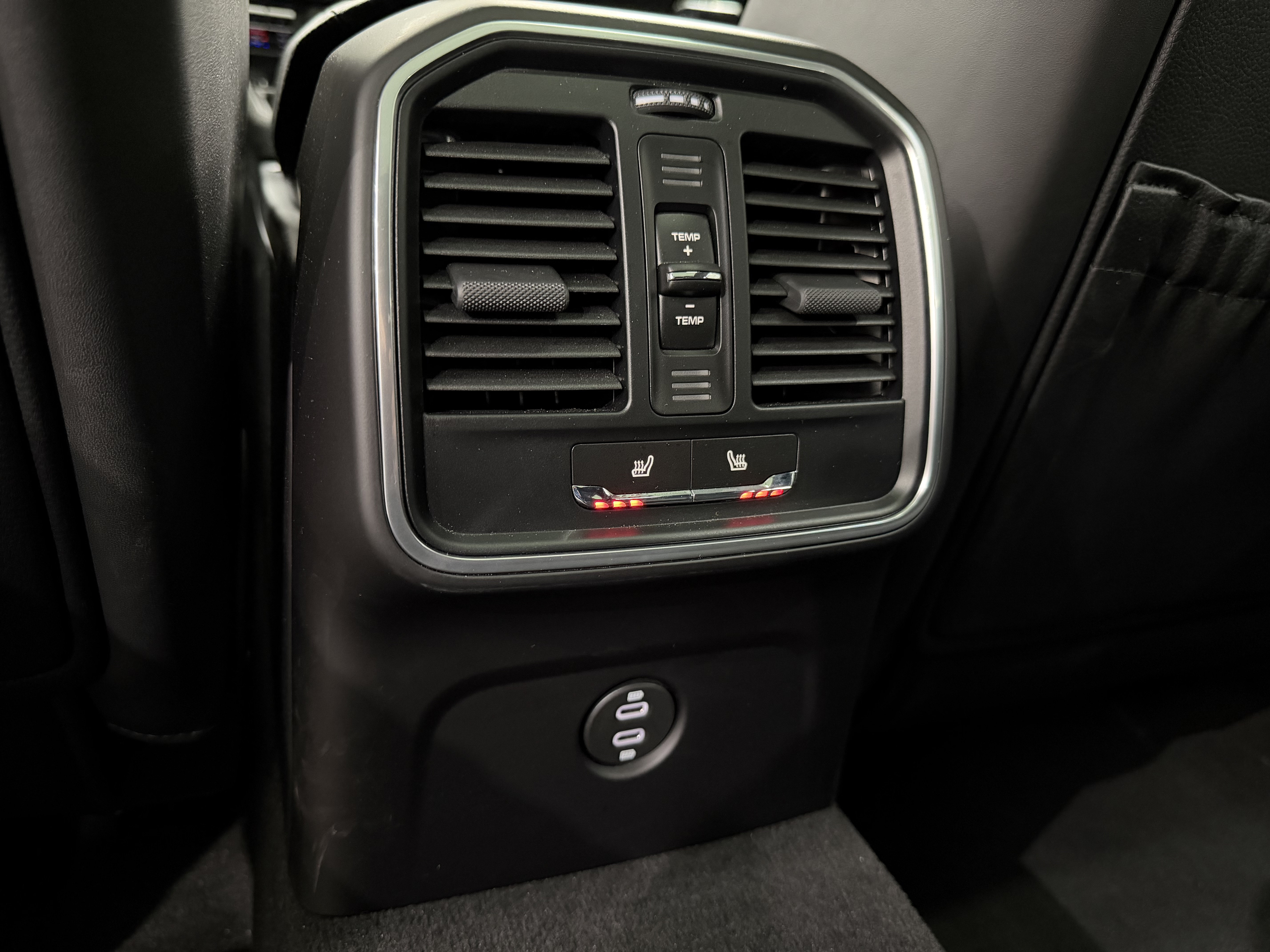Certified 2025 Porsche Macan AWD/4WD image 21