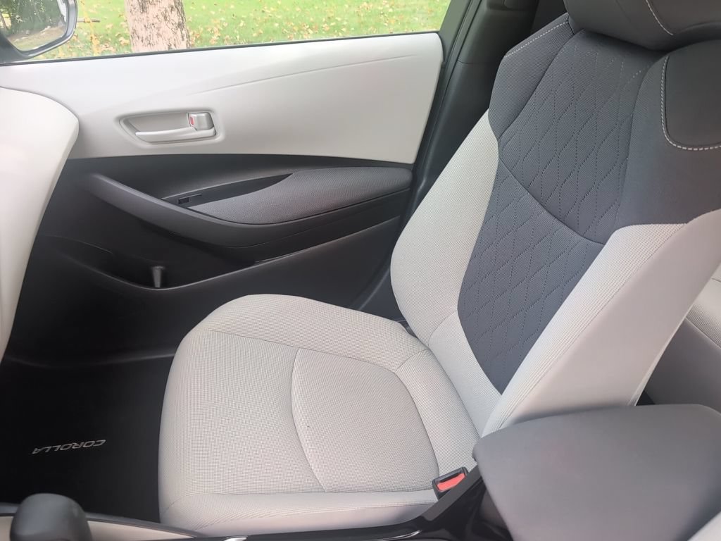 Used 2022 Toyota Corolla LE w/ Carpet Mat Package (TMS) FWD image 8